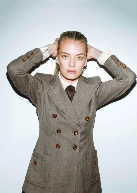 Julia Dunstall 397052