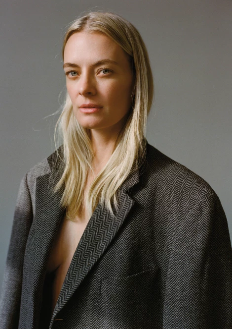 Julia Dunstall 397059